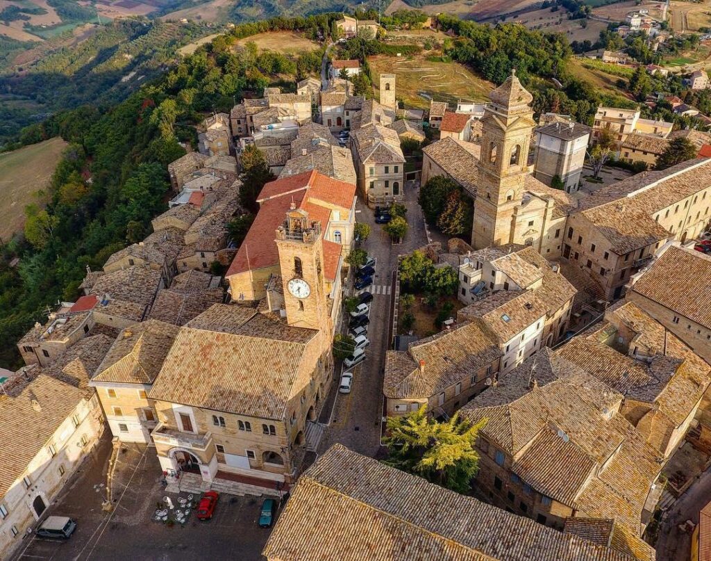 Vista dall'alto del Paese di Monterubbiano, Paese della rievocazione de L'Armata di Pentecoste.