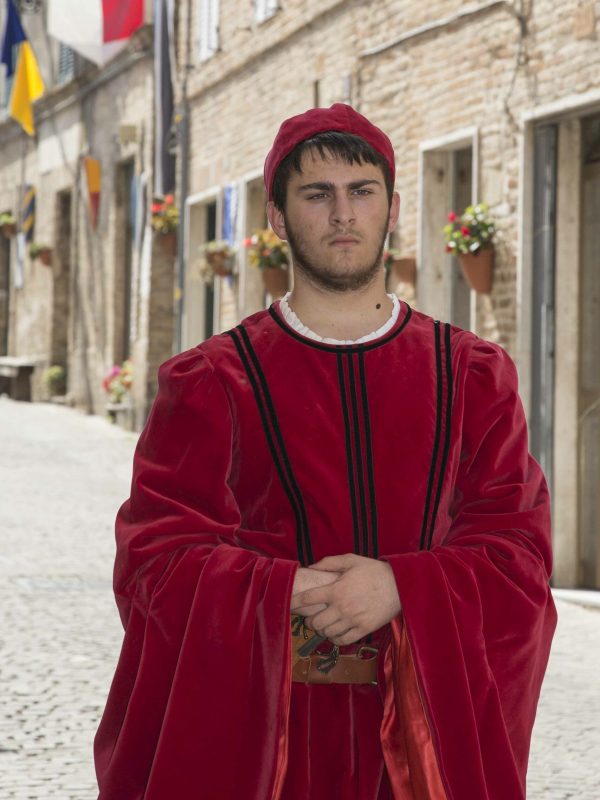 Figurante vestito con abiti d'epoca per le vie del paese di Monterubbiano